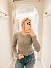 Load image into Gallery viewer, Runaway Basic Long Sleeve Tee