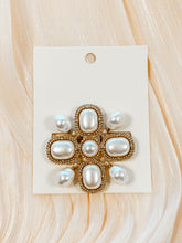 Load image into Gallery viewer, Staying Elegant Brooch
