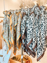 Load image into Gallery viewer, Autumn Print Scarf
